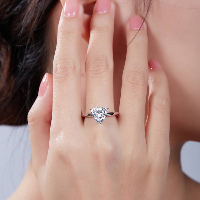 经典三角形S925银镀白金莫桑钻女戒3.0克拉D级